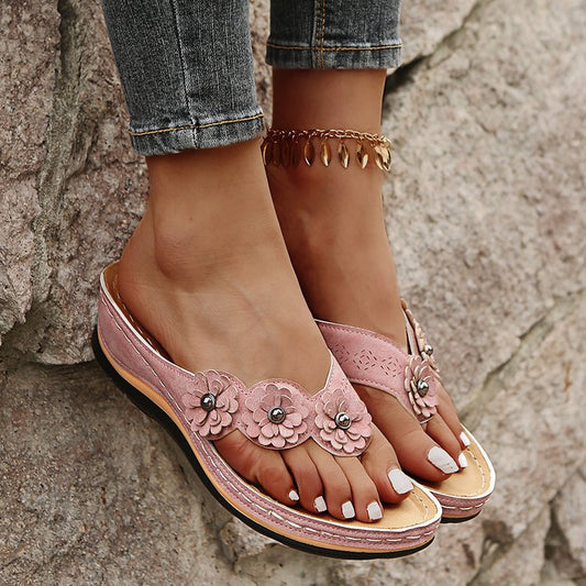 Sandalias ligeras con punta de clip y flores 